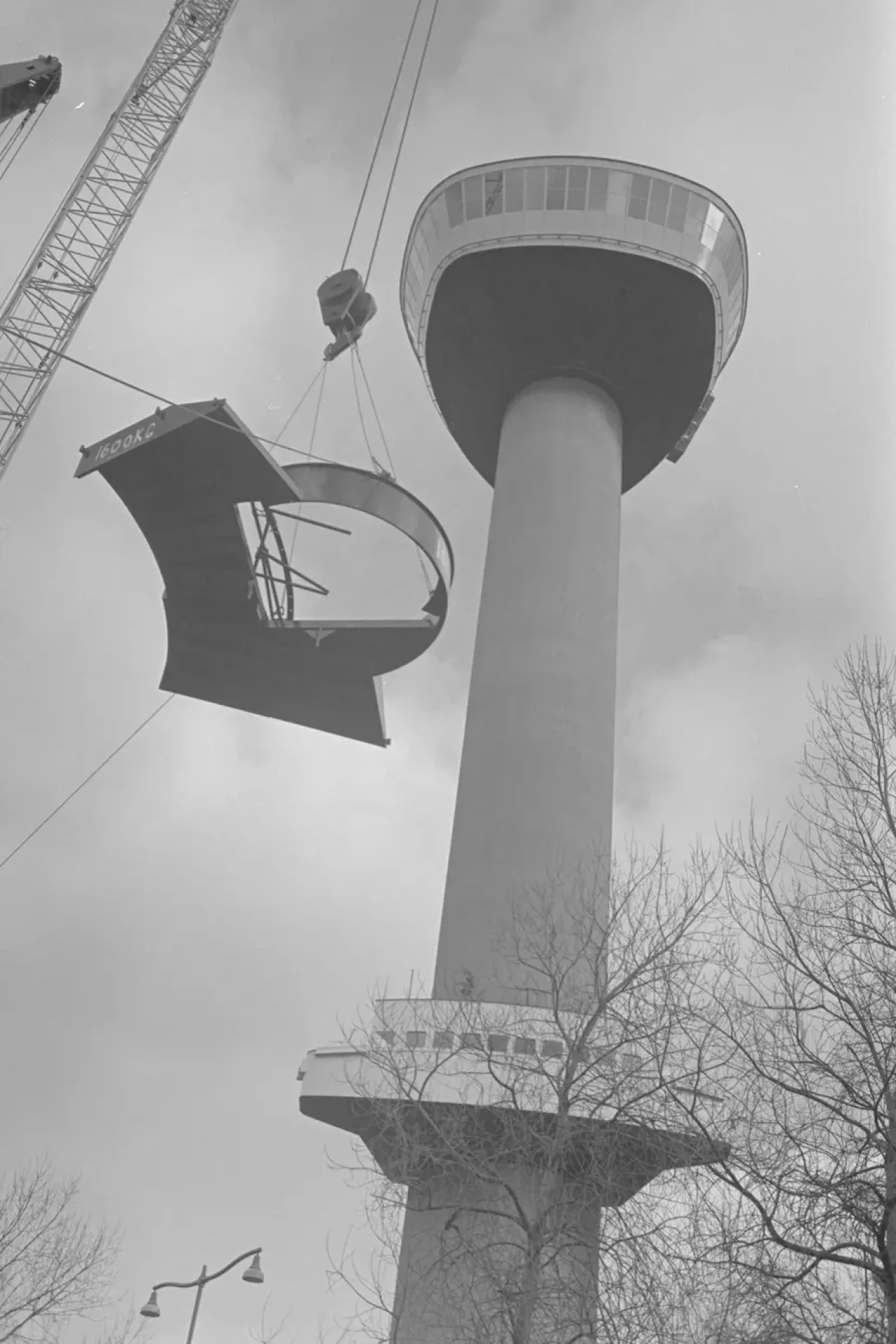 Historisches Foto des Euromast in Rotterdam aus dem Jahr 1970, in dem Koninklijke Van Twist die Notstromversorgung für die Erweiterung des Turms installierte