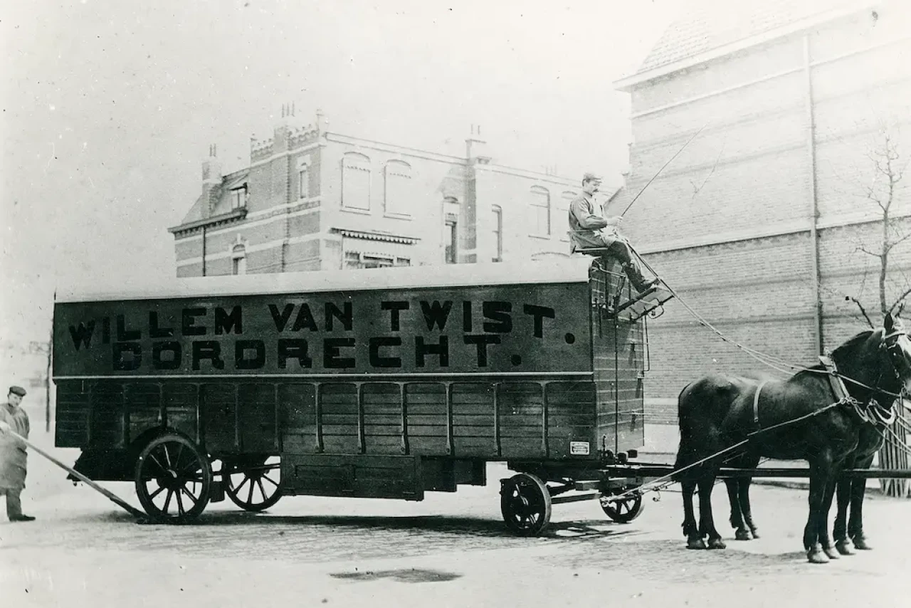 Historische Darstellung der Erweiterung zum Transportunternehmen im Jahr 1859 in der Geschichte von Koninklijke Van Twist