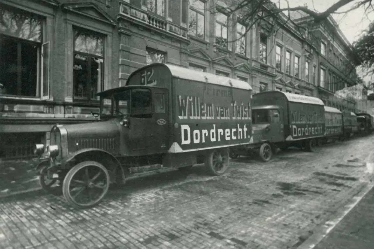 Historisches Foto der ersten motorisierten Transporte von Van Twist aus dem Jahr 1922 als wichtiger Meilenstein der Unternehmensgeschichte