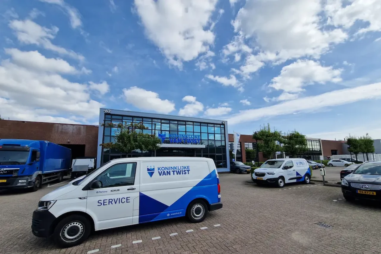 Ein Service-Fahrzeug für die landesweite, markenunabhängige Wartung und Instandsetzung von Notstromsystemen direkt beim Kunden vor Ort