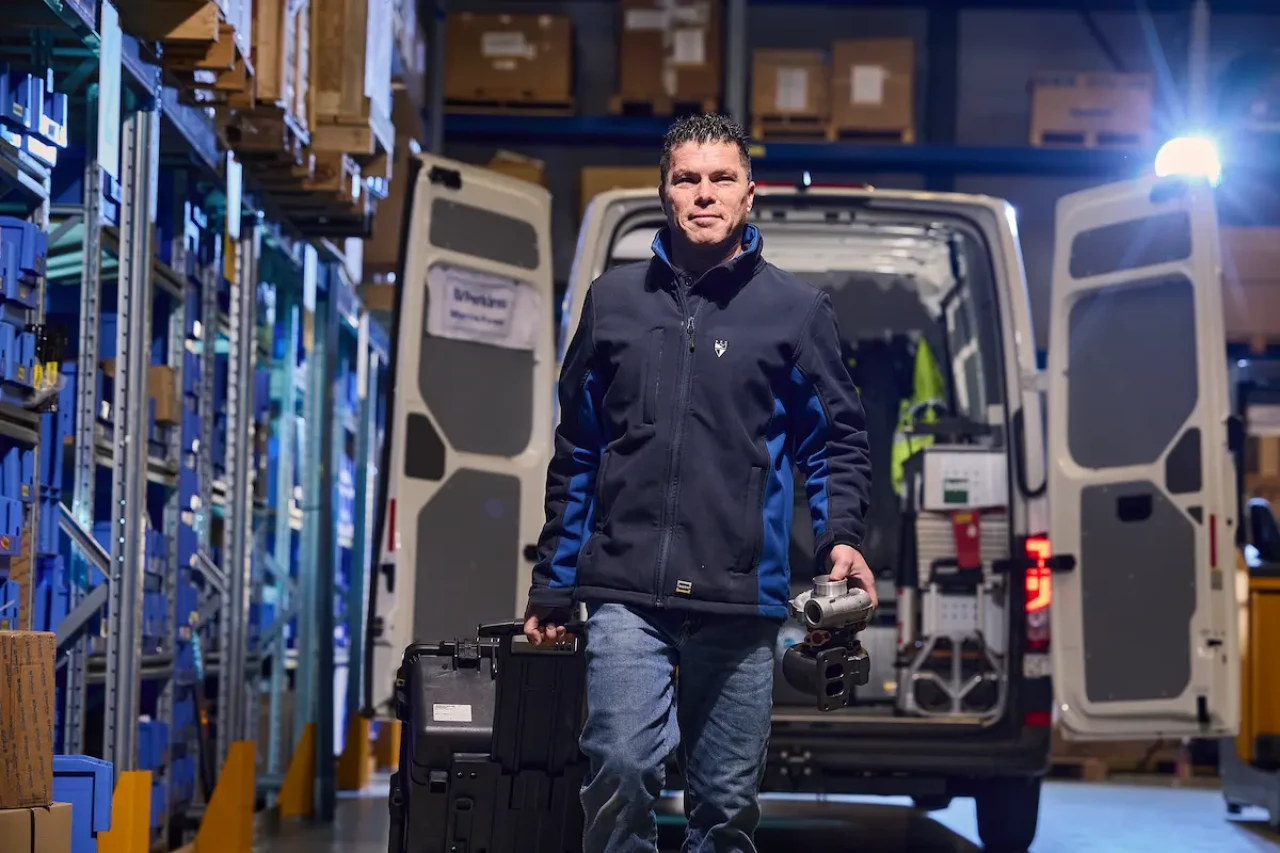 Servicetechniker von KVT Germany bei der Kommissionierung von Ersatzteilen im Logistikzentrum für Notstromsysteme.