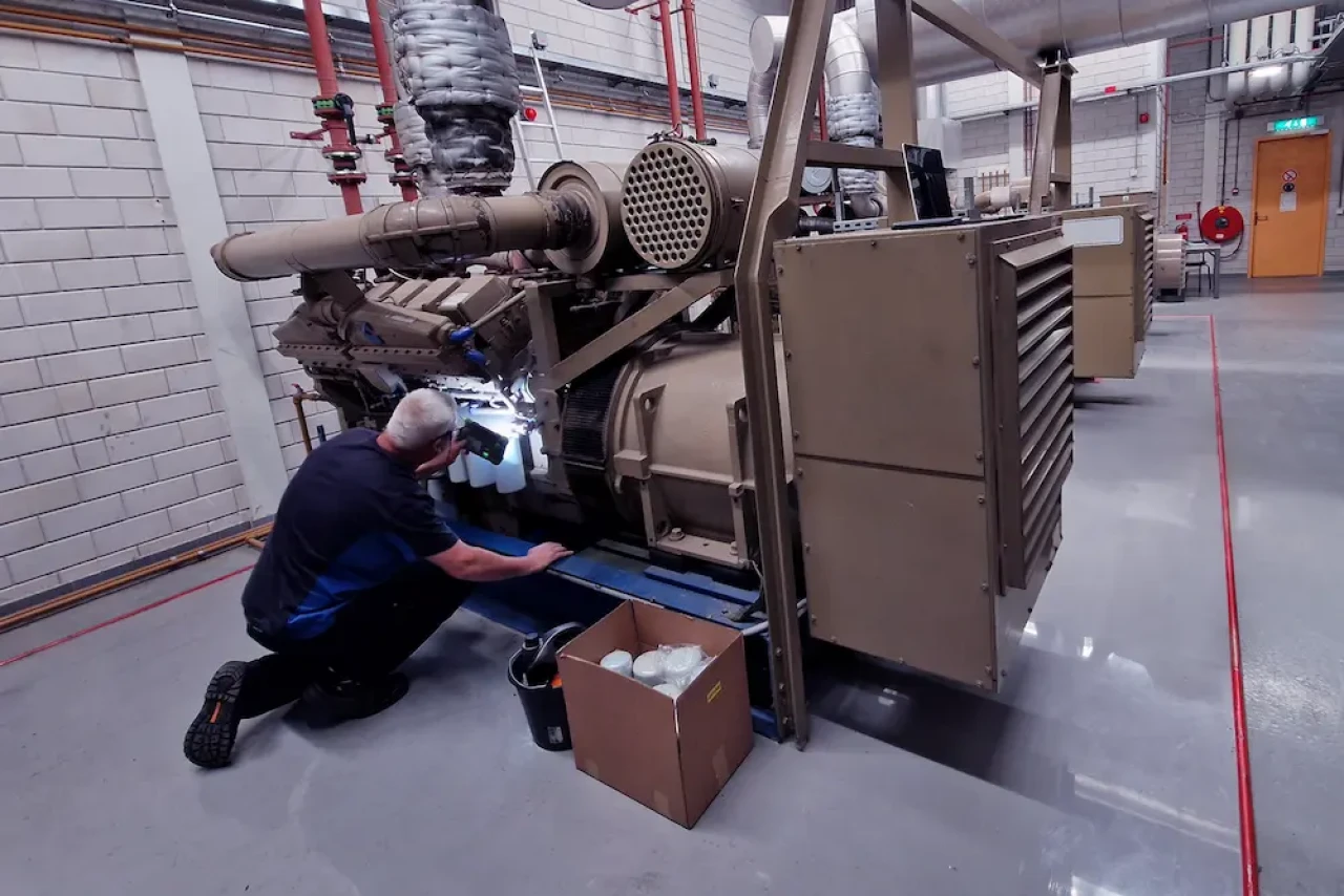 Gründliche Inspektion eines Energiesystems durch einen spezialisierten Servicetechniker zur Fehlerprävention