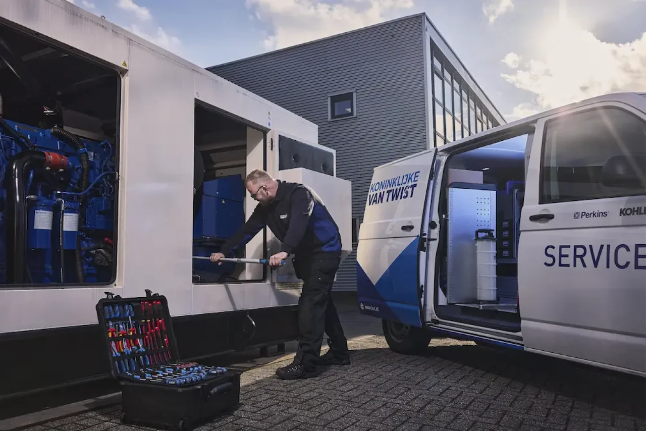 Erfahrener Servicetechniker bei der regelmäßigen Wartung eines Notstromaggregats zur Sicherstellung der Betriebsbereitschaft
