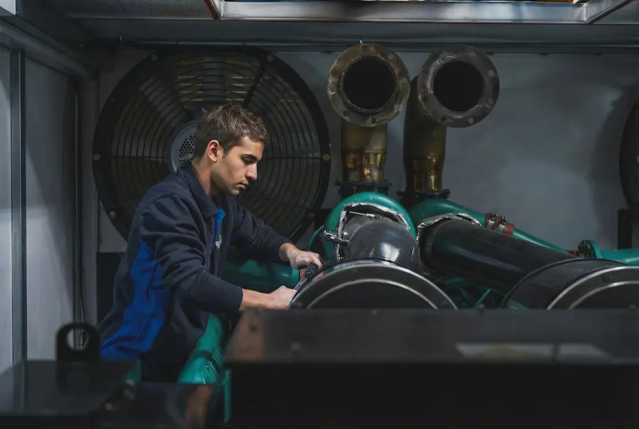 Fachgerechte Wartung und technische Korrektur eines Stromaggregats durch einen Servicetechniker von KVT im Jahr 2026.