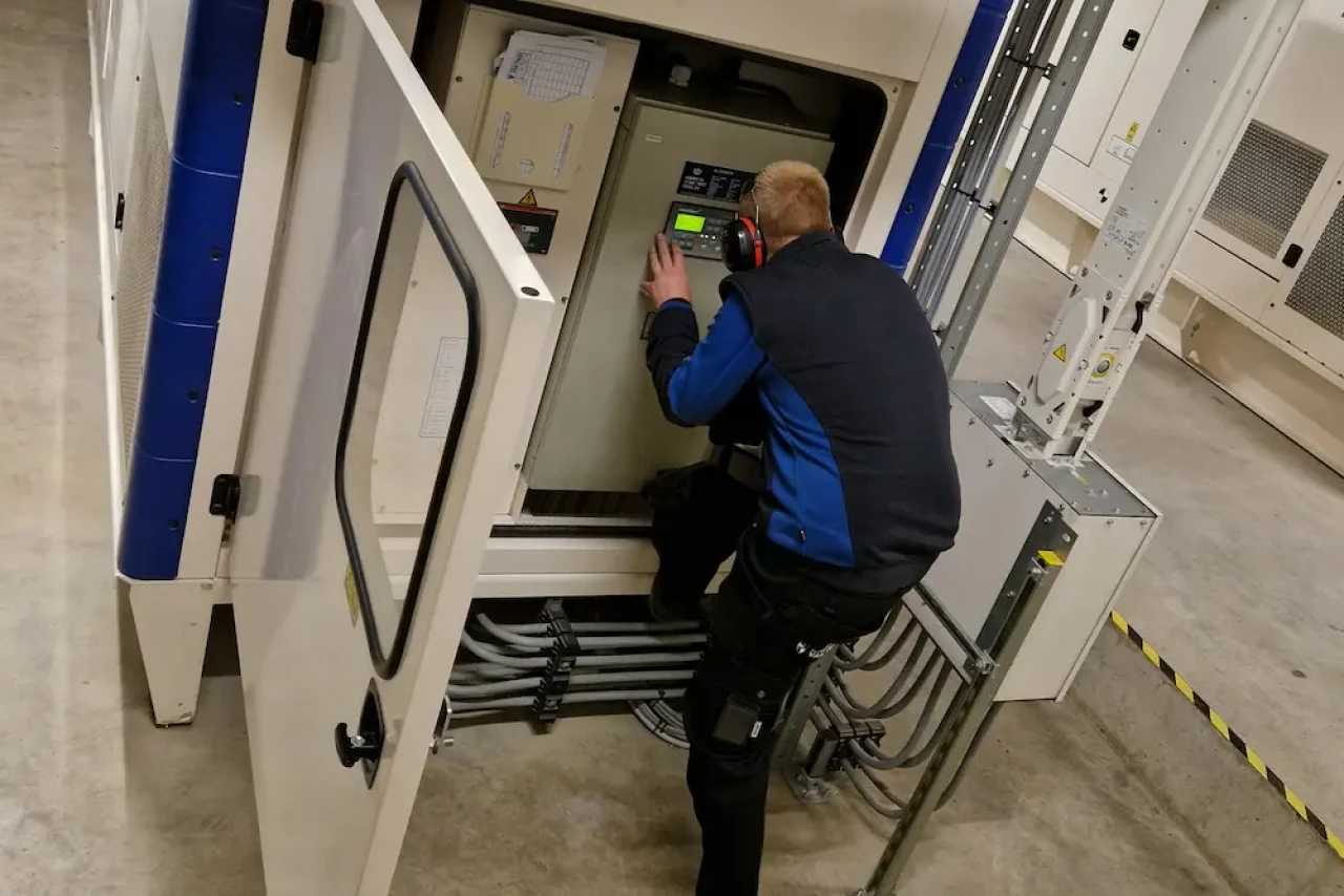 Praxisorientiertes Service-Training am Notstromaggregat während eines überwachten Probelaufs zur Funktionskontrolle